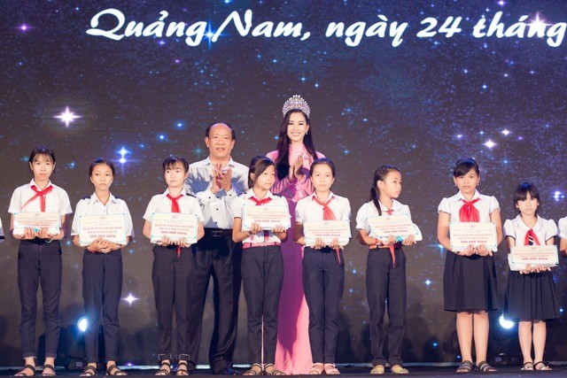 Hoa hậu Tiểu Vy tham gia trao quà cho trẻ em khó khăn quê nhà Quảng Nam
