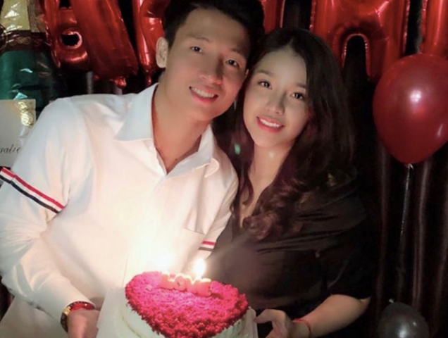 Trung vệ Bùi Tiến Dũng U23 Việt Nam mừng sinh nhật ngọt ngào, chính thức công khai bạn gái