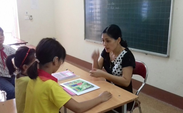 Cô Đinh Thị Phú Hiền dùng ngôn ngữ ký hiệu nói chuyện với học trò!