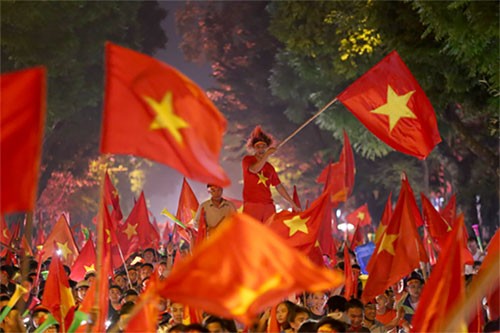Dòng người đổ dồn về tuyến phố trung tâm Hà Nội ăn mừng chiến thắng trận bán kết lượt về của đội tuyển Việt Nam trước Philippines tối 6/12. Ảnh: Gia Chính.