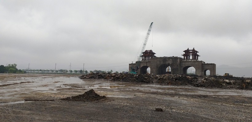 Cổng chính của Khu du lịch Tam Chúc - Ba Sao đang trong quá trình xây dựng.