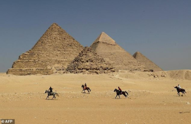 Kim tự tháp Giza là công trình lăng mộ 4.500 tuổi, cao 146 m ở ngoại ô Cairo. Ảnh: AFP.