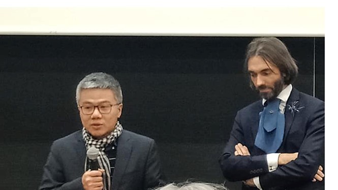 GS Ngô Bảo Châu (trái) và GS Cédric Villani tại lễ trao giải.