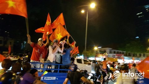 Hình ảnh người dân xuống đường ăn mừng đội tuyển bóng đá Việt Nam chiến thắng.