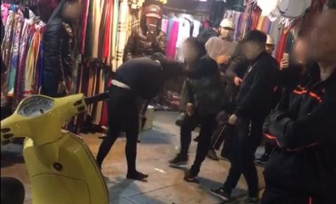 Cô gái bị đánh tát, giật tóc dã man trên phố Hàng Đào - Ảnh cắt từ clip.