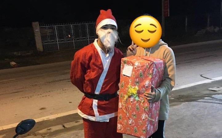 Ông già Noel "nhọ" nhất đêm Giáng sinh khi ship quà cho một người không ngờ