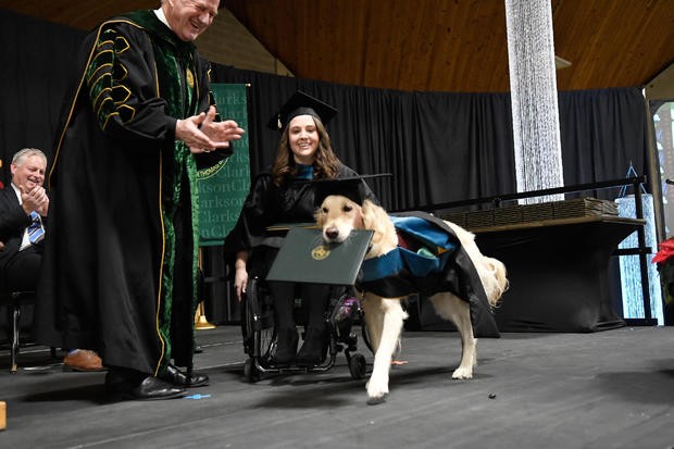 Hawley và người bạn đặc biệt của cô, chú chó GRIFFIN trong ngày nhận bằng tốt nghiệp (Ảnh: Clarkson University).