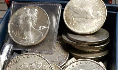 Doanh nhân giấu kho báu chứa đầy đồng xu bạc để cả thành phố đi tìm