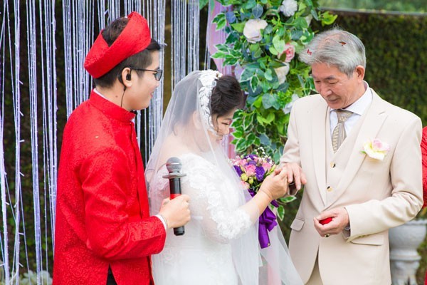 NSND Thanh Hoa bật khóc trong lần đầu mặc váy cô dâu ở tuổi 68