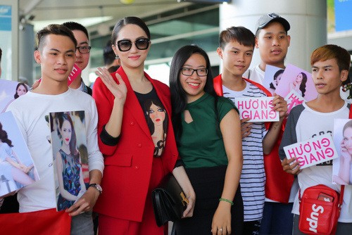 Hương Giang (thứ hai tứ trái qua) và các fan ở sân bay. Ảnh: Bil.
