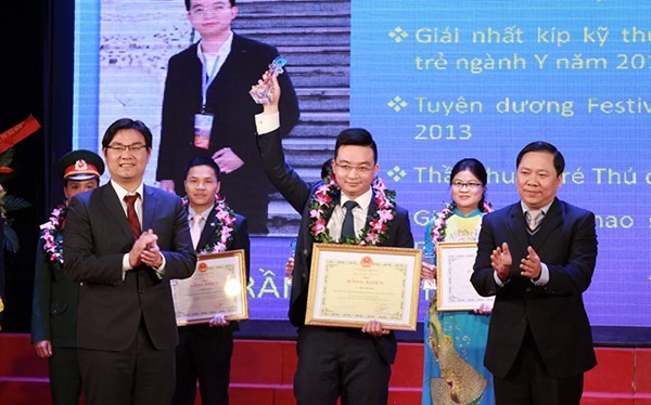 Thầy Thuốc trẻ tiêu biểu Thủ đô nhận giải thưởng Đặng Thùy Trâm. Ảnh: thanhdoanhanoi.gov.vn