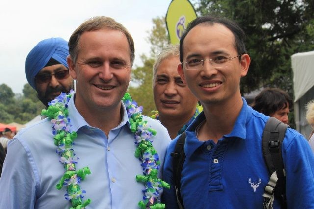 Bá Lâm (bên phải) chụp ảnh với cựu Thủ tướng New Zealand John Key tại Lễ hội Pacifica.