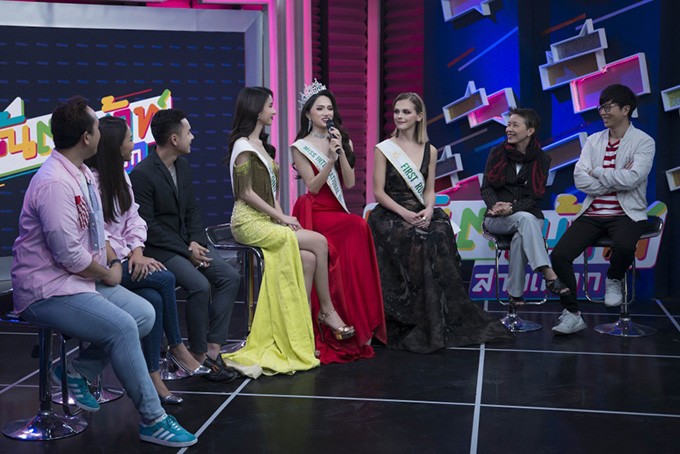 Hương Giang bị hỏi chuyện mua giải Hoa hậu trên sóng trực tiếp của đài Thái Lan