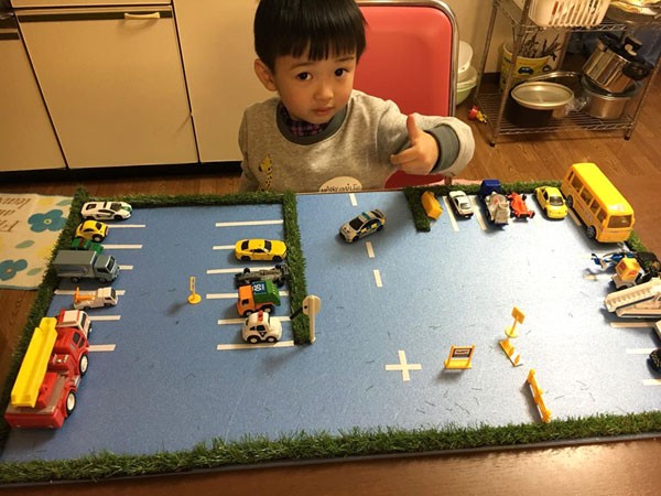 Mẹ Việt chỉ tốn 45 nghìn đồng để chế bãi đỗ ôtô đồ chơi cho con trai