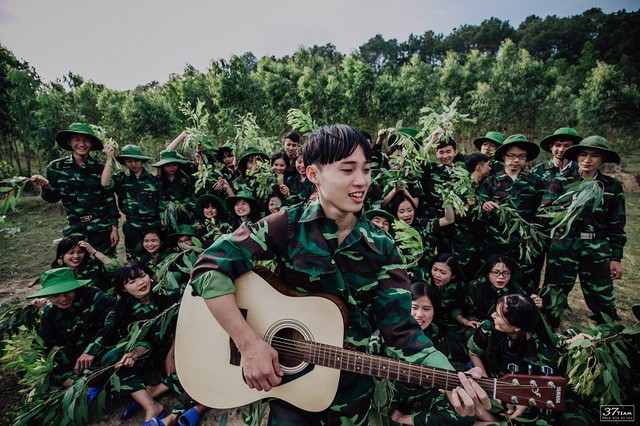 Thú vị bộ ảnh kỷ yếu mang màu xanh áo lính của học sinh Nghệ An