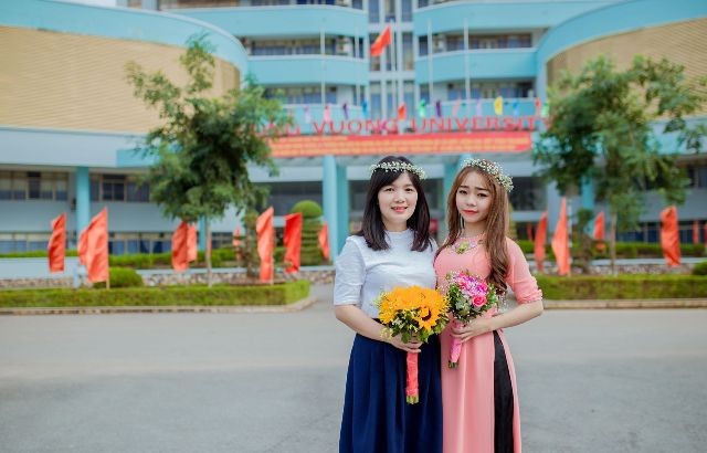 Sinh viên Phan thị Thu Hường (áo dài hồng) và cô giáo Lê Thị Thu Trang.