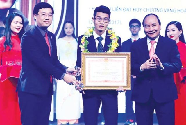 Thủ tướng Nguyễn Xuân Phúc và Bí thư thứ nhất T.Ư Đoàn Lê Quốc Phong trao Bằng khen cho GMTVNTB 2017 Đinh Quang Hiếu, người đã đạt 2 HCV Hóa học quốc tế.