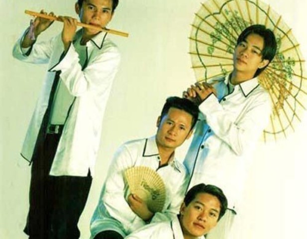 Ban nhạc Quả dưa hấu thành lập ban đầu có 4 thành viên.