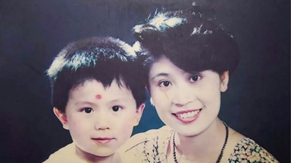 Bà Wang Shiqun và con trai Zhu Hai trước khi họ bị lạc nhau từ năm 1996.