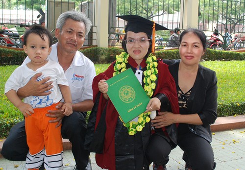 Đinh Thị Lý cùng bố mẹ trong ngày lễ tốt nghiệp