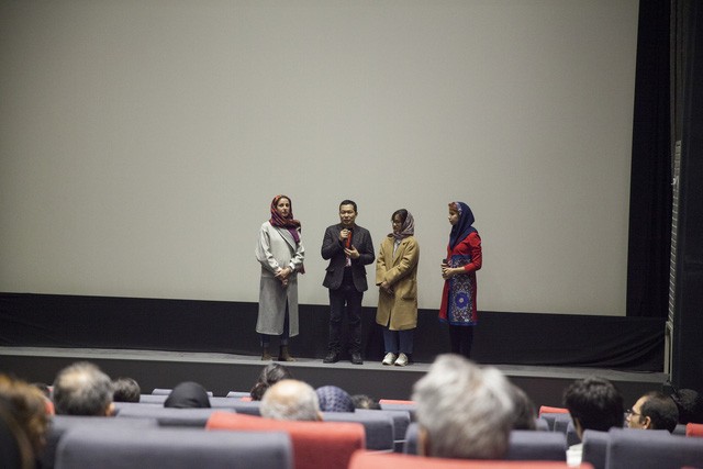 Đạo diễn Lương Đình Dũng phát biểu tại LHP Quốc tế Iran lần thứ 36.