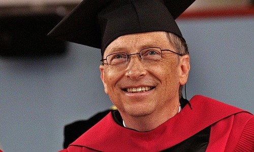 Bill Gates nhận bằng danh dự của Đại học Harvard năm 2007. Ảnh: CNBC