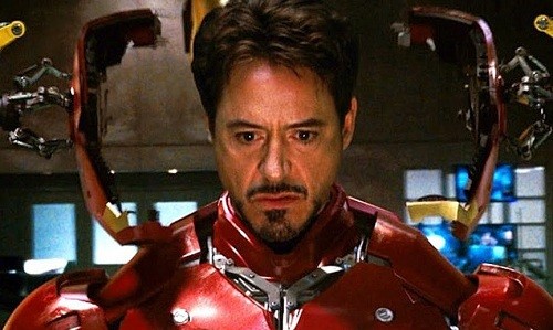 Ở những cảnh có cả khuôn mặt của Tony Stark và bộ giáp (như trong hình), Robert Downey Jr. sẽ mặc đạo cụ và diễn. Còn những cảnh không thấy mặt nhân vật được thực hiện bằng kỹ xảo.