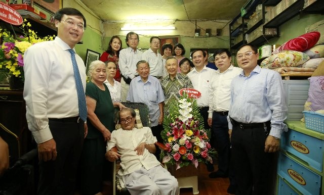 Trao tặng Huy hiệu 70 năm tuổi Đảng cho tác giả “Búp sen xanh”