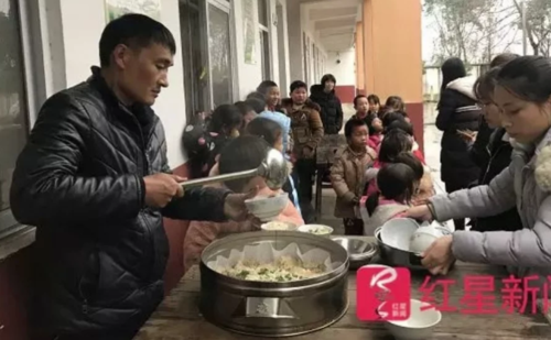 Hiệu trưởng Zhang chuẩn bị bữa ăn cho học sinh suốt 4 tháng nay. Ảnh: SCMP.
