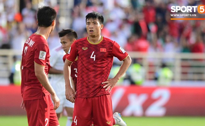 Hàng thủ của tuyển Việt Nam phải nhận 2 bàn thua ở trận gặp Iran. Ảnh: Hiếu Lương.