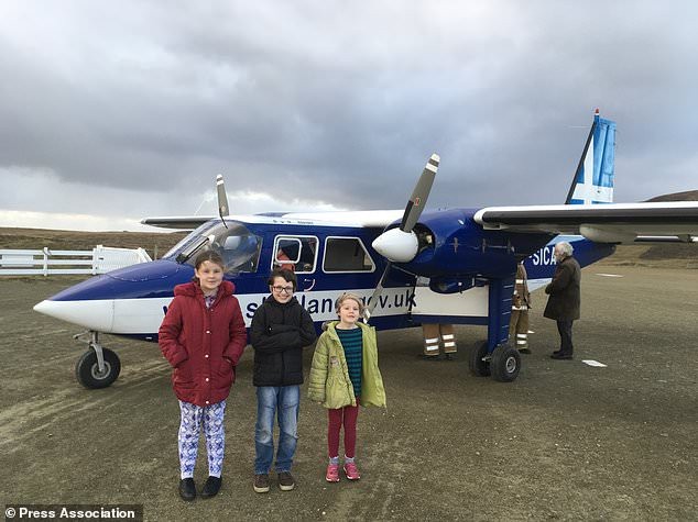 3 em học sinh tại một hòn đảo hẻo lánh ở Scotland "bắt" máy bay tới lớp học bơi.


