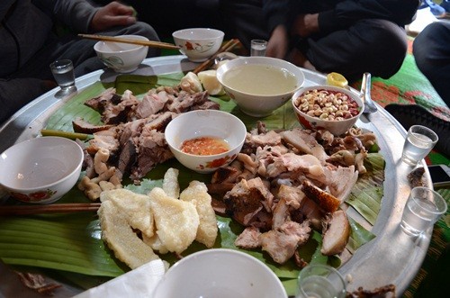Mâm cỗ mời khách đón tết cùng gia đình của người H"Mông ở Vân Hồ.