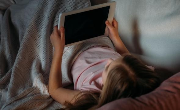 Sử dụng mạng xã hội quá nhiều trước giờ đi ngủ là một nguyên nhân gây ra tình trạng thiếu ngủ ở trẻ em và người trẻ tại Anh.

