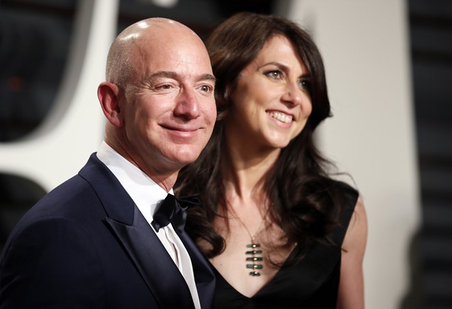 Jeff Bezos và Lauren Sanchez đã hẹn hò từ lâu. Tuy nhiên, phải đến khi đại gia này ly hôn vợ, chuyện qua lại của họ mới bị phanh phui. ẢNH: GETTY IMAGES.