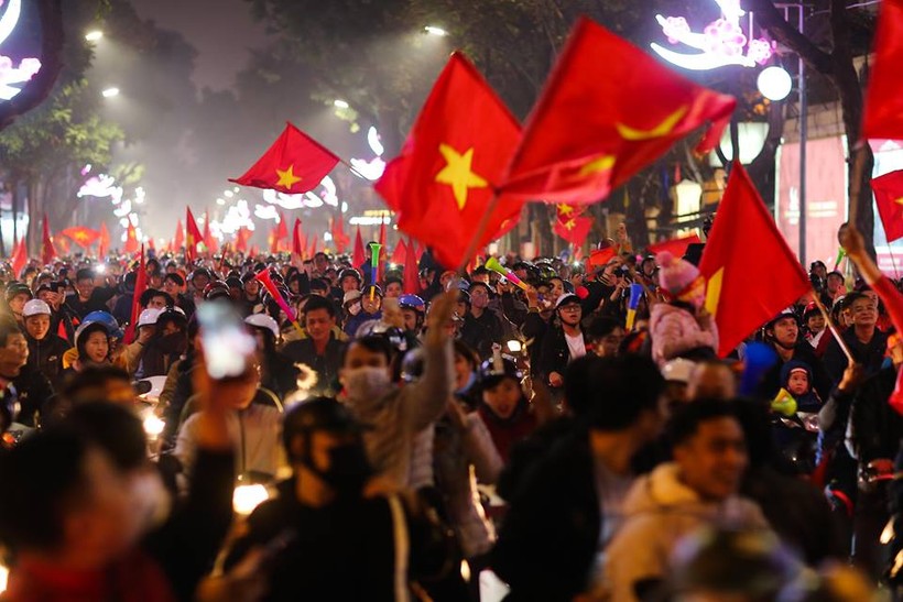 Hàng vạn người hâm mộ đổ về trung tâm Hà Nội mừng kỳ tích tuyển Việt Nam