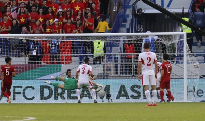 Mành lưới của Việt Nam tung lên sau cú sút phạt của cầu thủ Iran. Ảnh: Anh Khoa.