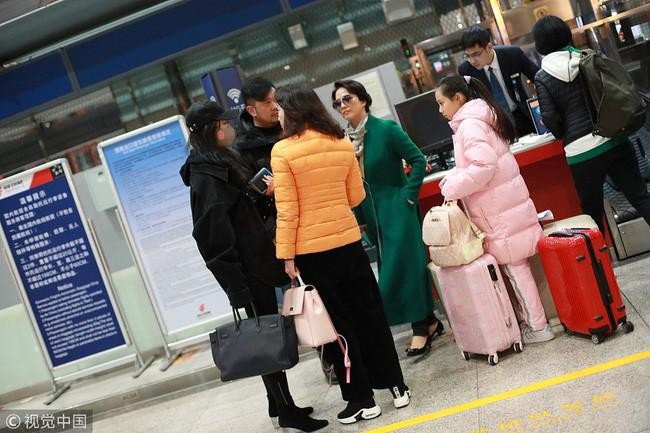 Nhan sắc cực phẩm của mẹ Lưu Diệc Phi gây chú ý nhất tại sân bay