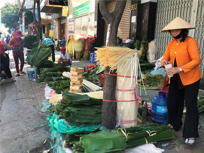 Chợ lá dong "độc nhất" Sài Gòn nhộn nhịp ngày giáp Tết