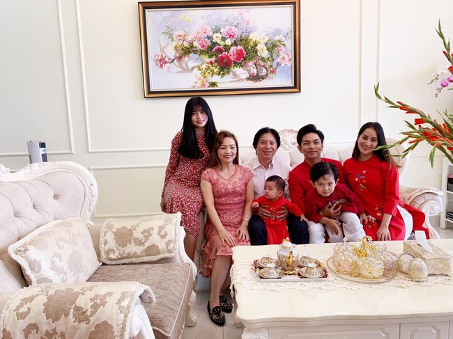 Khánh Thi khoe ảnh gia đình ngày Tết, nhưng mẹ chồng cô mới là người gây chú ý