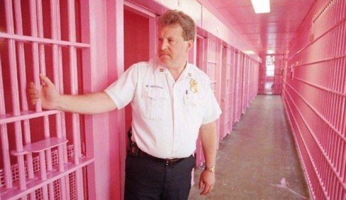 Tại sao nhiều nhà tù ở Châu Âu lại được sơn màu hồng?