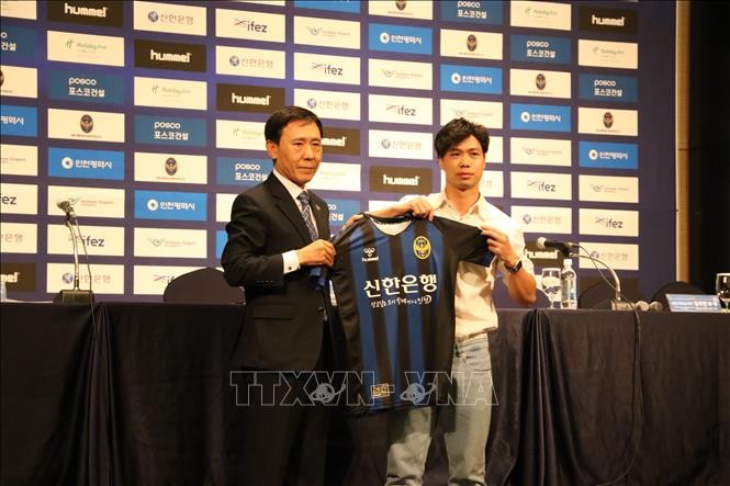Chủ tịch Câu lạc bộ bóng đá Incheon United trao áo thi đấu cho Công Phượng. Ảnh: Mạnh Hùng/TTXVN.