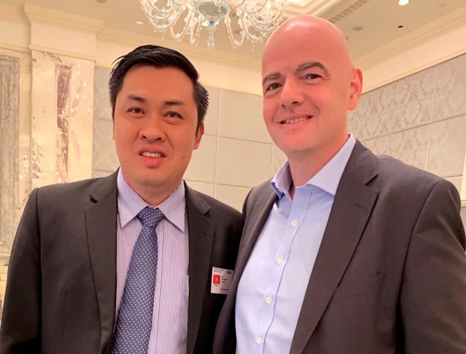 Phó chủ tịch VFF phụ trách truyền thông Cao Văn Chóng cùng Chủ tịch FIFA Gianni Infantino.
