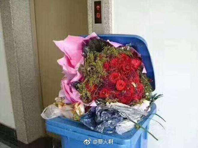 Ảnh: Đến thùng rác cũng có hoa ngày Valentine còn đội ế thì không