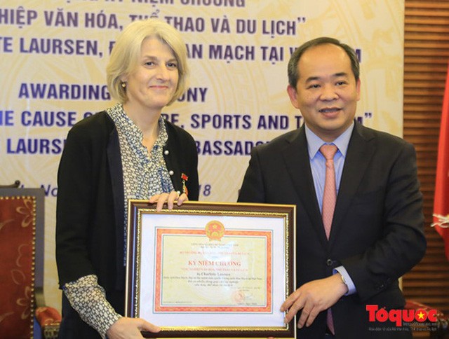 Thứ trưởng Bộ VH TT và Du lịch Lê Khánh Hải trao Kỷ niệm chương cho Đại sứ đặc mệnh toàn quyền Vương quốc Đan Mạch tại Việt Nam.