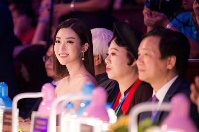 Làm giám khảo cuộc thi sắc đẹp, Hoa hậu Đỗ Mỹ Linh "đốn tim" khán giả