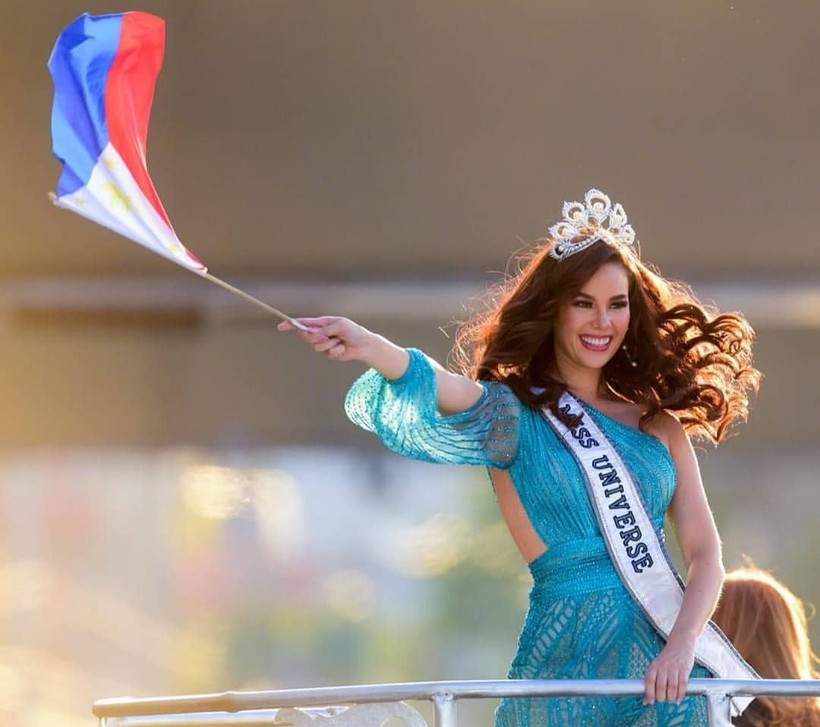 Đang diễu hành, Hoa hậu Hoàn vũ 2018 Catriona Gray làm vỡ vương miện 6 tỷ đồng