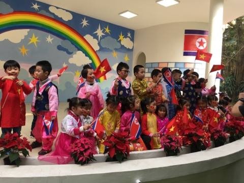 Phóng viên quốc tế thích thú nghe HS Mẫu giáo Việt- Triều Hữu nghị hát tiếng Triều Tiên