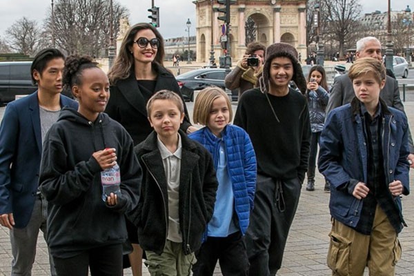 Angelina Jolie đưa 6 đứa con đi dự sự kiện và đây là điều khiến người hâm mộ ngỡ ngàng
