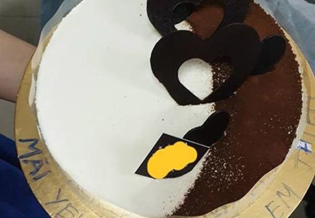 Đặt bánh sinh nhật với dòng chữ chúc mừng, cô gái “sốc toàn tập” khi nhận sản phẩm