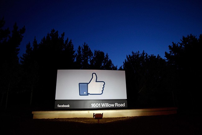 Bức tường vẽ hình biểu tượng Facebook bên ngoài trụ sở chính của hãng này ở Thung lũng Silicon (bang California, Mỹ). Ảnh: The Independent.